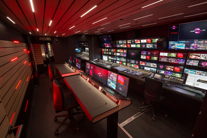 A first in France: the connection of two OB vans for an exceptional set-up for the PSG-Barcelona Champions League match