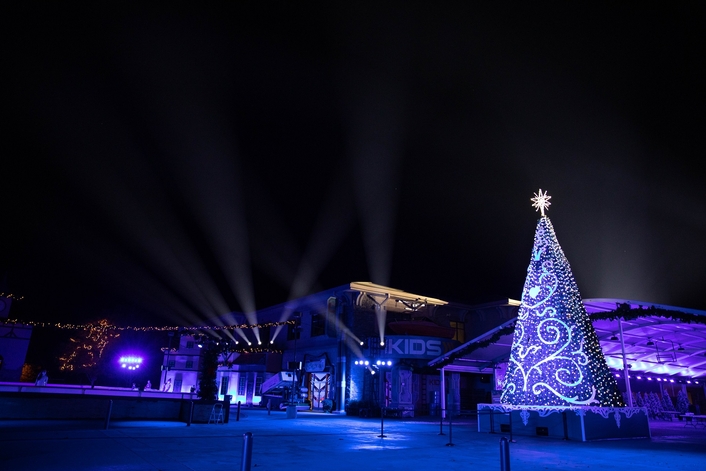 Elation IP-rated lighting for California Bayside’s outdoor Christmas village and light show