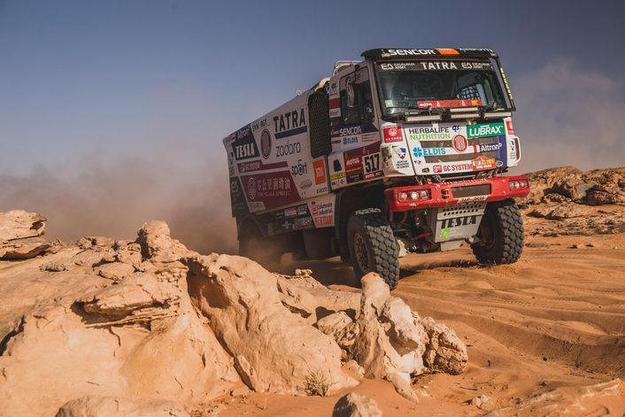 Price's running repairs keep him in the hunt for a third Dakar title